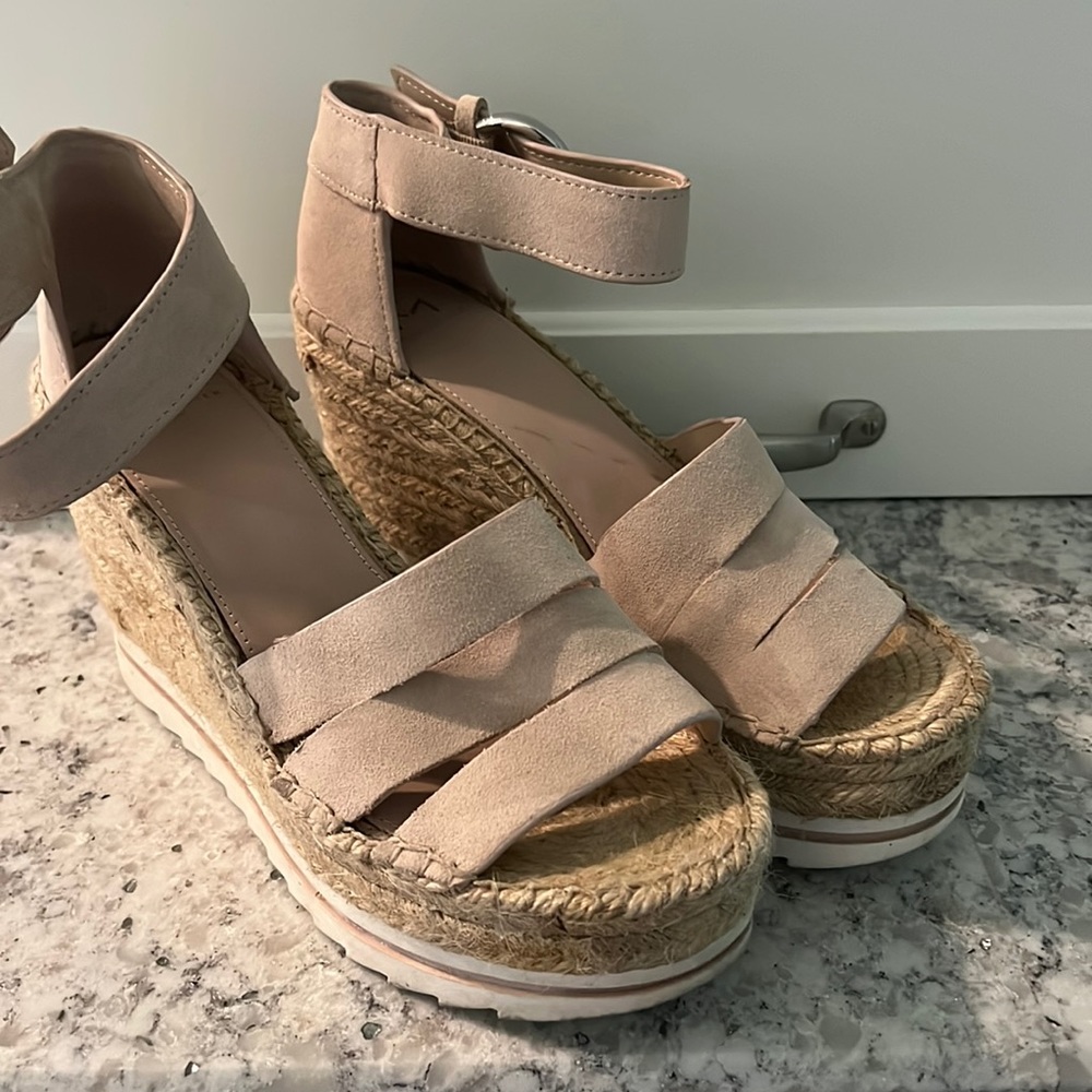 Marc Fisher light pink suede wedges